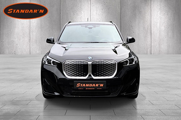 BMW iX1 8 of 30