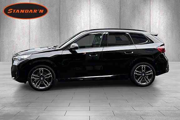 BMW iX1 2 of 30