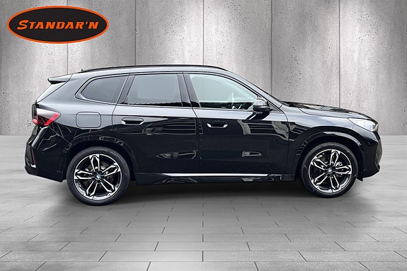 BMW iX1 6 of 30