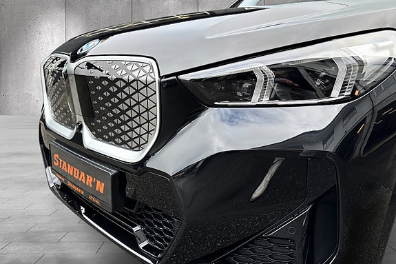 BMW iX1 9 of 30