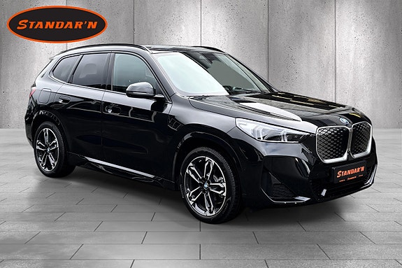 BMW iX1 7 of 30