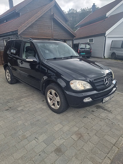 Mercedes-Benz ML270 2 of 3