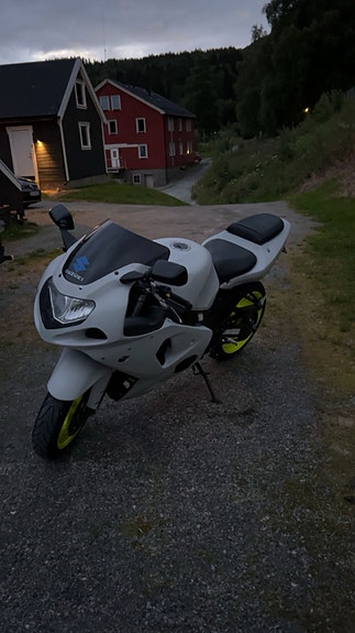 Suzuki GSX-R 1000 2 of 4