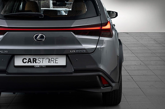 Lexus UX300e 6 of 29