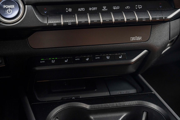 Lexus UX300e 13 of 29