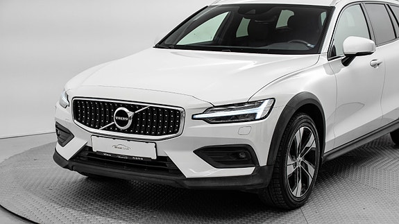 Volvo V60 Cross Country 2 of 30