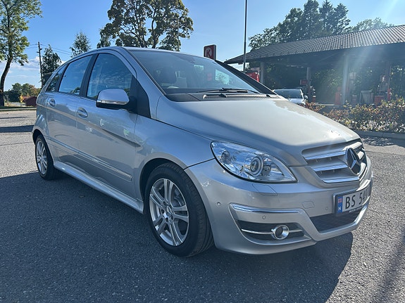 Mercedes-Benz B200 d 2 of 26