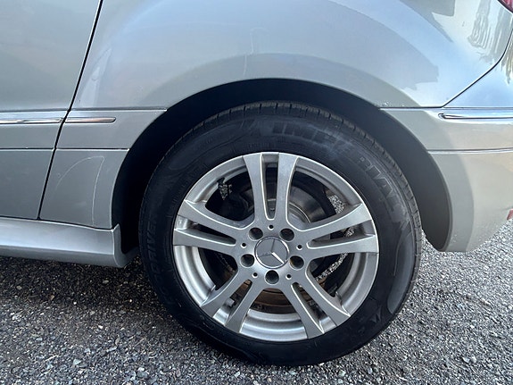Mercedes-Benz B200 d 24 of 26