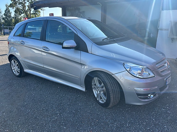 Mercedes-Benz B200 d 4 of 26