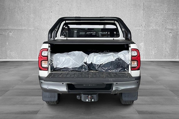 Toyota HiLux 23 of 23