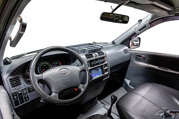 Toyota HiAce 4 of 25