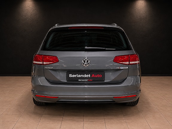 Volkswagen Passat 10 of 29