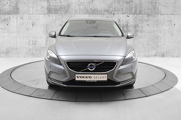 Volvo V40 2 of 27