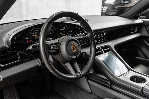 Porsche Taycan Cross Turismo 16 of 30