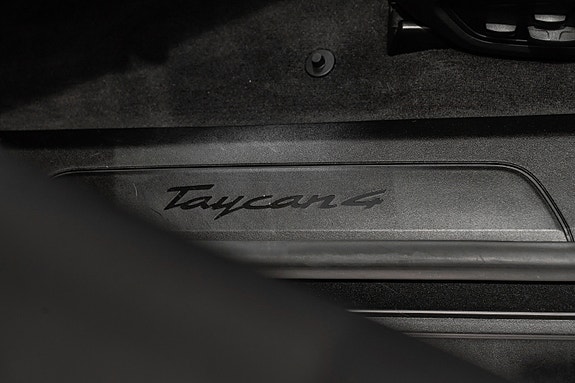 Porsche Taycan Cross Turismo 17 of 30