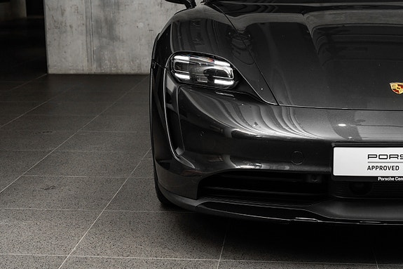 Porsche Taycan Cross Turismo 8 of 30