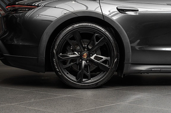 Porsche Taycan Cross Turismo 14 of 30