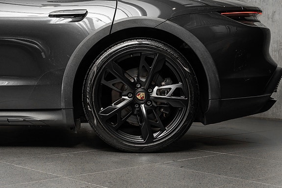 Porsche Taycan Cross Turismo 13 of 30