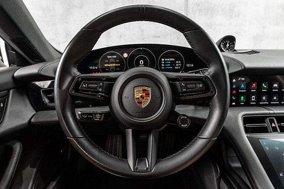 Porsche Taycan Cross Turismo 26 of 30
