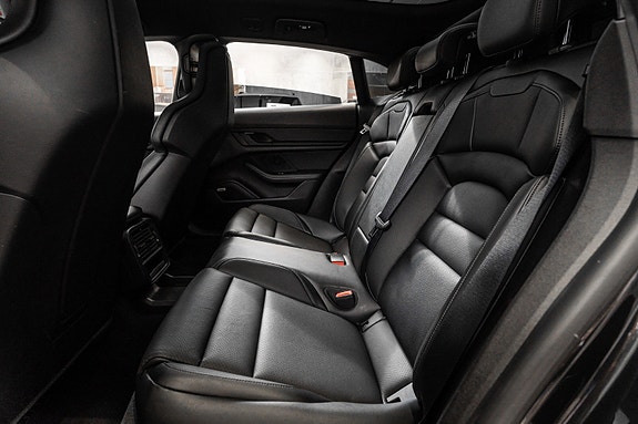 Porsche Taycan Cross Turismo 24 of 30