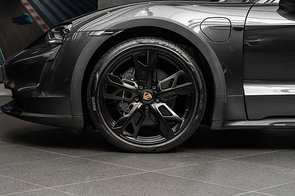 Porsche Taycan Cross Turismo 12 of 30