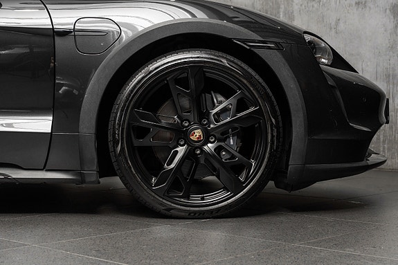 Porsche Taycan Cross Turismo 15 of 30