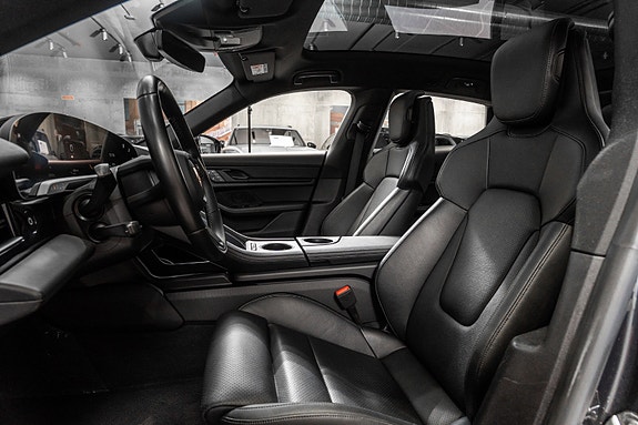 Porsche Taycan Cross Turismo 18 of 30