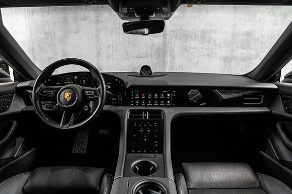 Porsche Taycan Cross Turismo 25 of 30