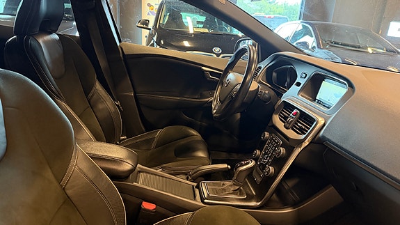 Volvo V40 11 of 16