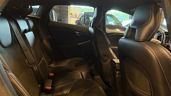 Volvo V40 10 of 16