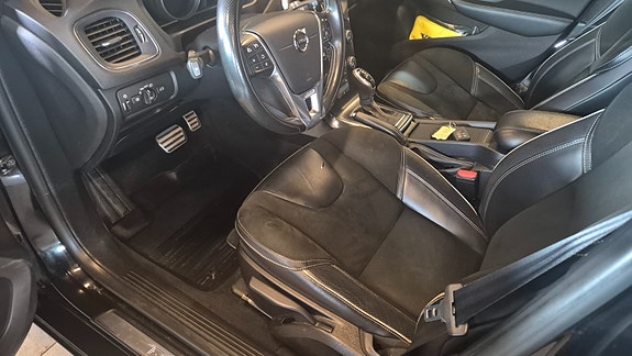 Volvo V40 13 of 16