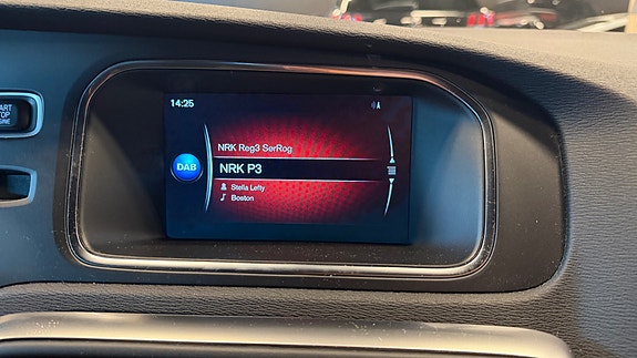 Volvo V40 12 of 16
