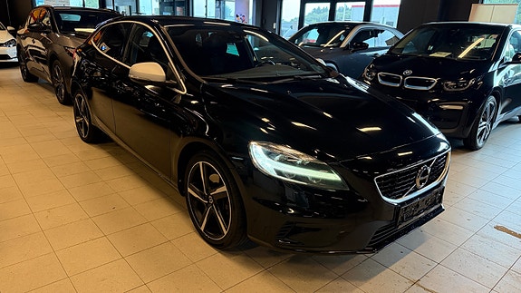 Volvo V40 2 of 16