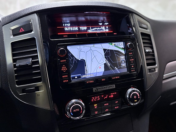Mitsubishi Pajero 13 of 23