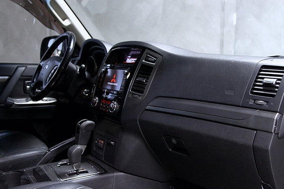 Mitsubishi Pajero 12 of 23