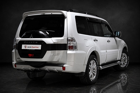 Mitsubishi Pajero 2 of 23