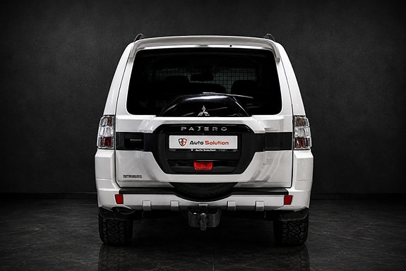 Mitsubishi Pajero 4 of 23