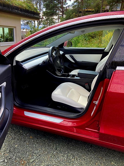 Tesla Model 3 4 of 8
