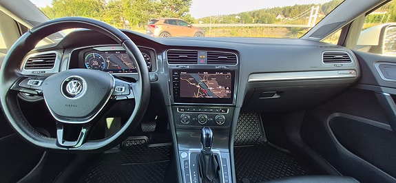 Volkswagen e-Golf VII 11 of 25