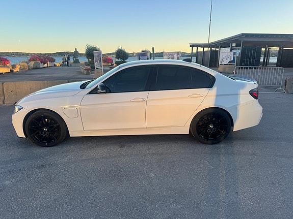 BMW 330e 5 of 8