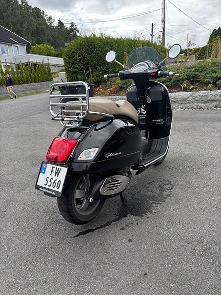 Vespa GTS 300 2 of 15
