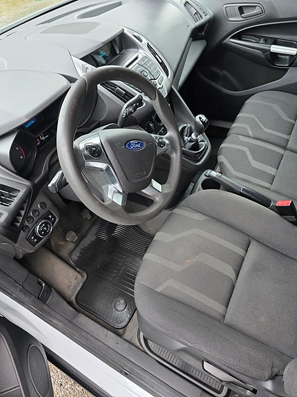 Ford Transit Connect 16 of 27