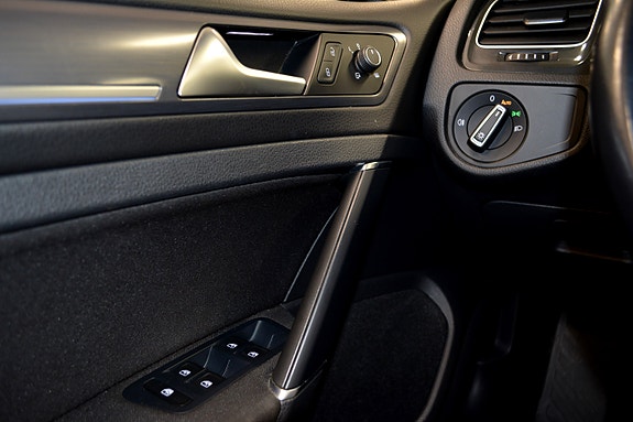 Volkswagen e-Golf VII 24 of 29