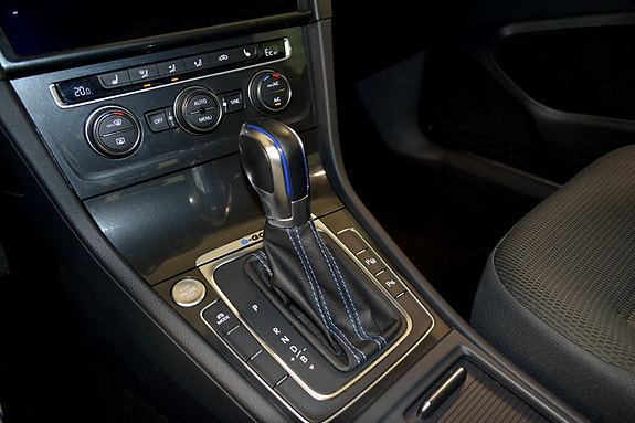 Volkswagen e-Golf VII 23 of 29