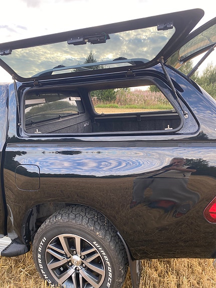 Toyota HiLux 12 of 25
