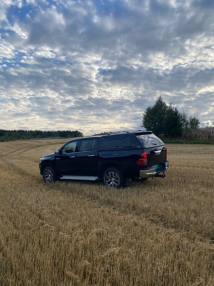 Toyota HiLux 7 of 25