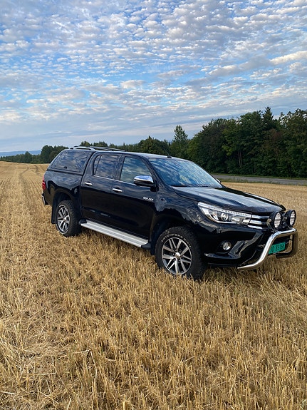 Toyota HiLux 2 of 25