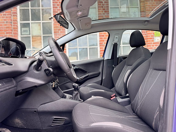 Peugeot 208 21 of 30