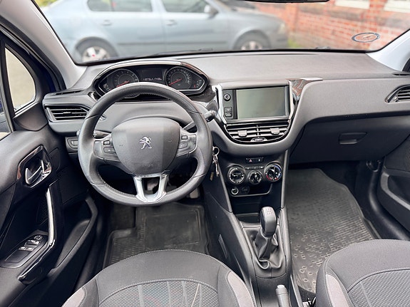 Peugeot 208 23 of 30