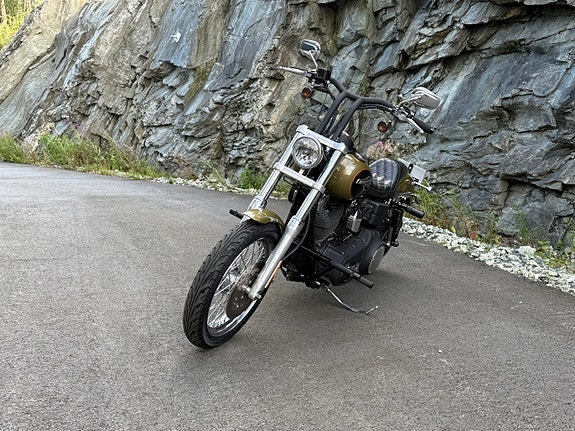 Harley-Davidson FXDB Dyna Street Bob 3 of 16